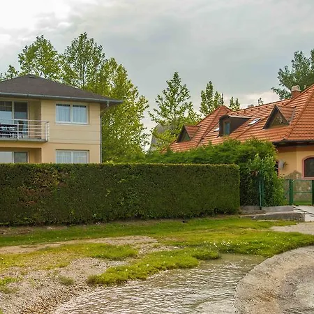Apartmanhaz Horvath Апартаменты *